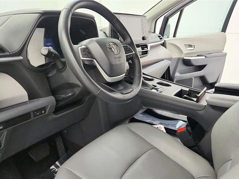 Used 2024 Toyota Sienna XLE image 22