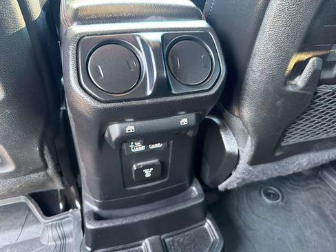 Used 2018 Jeep Wrangler Unlimited Rubicon AWD/4WD image 15