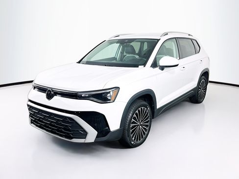 Used 2025 Volkswagen Taos SE FWD image 3