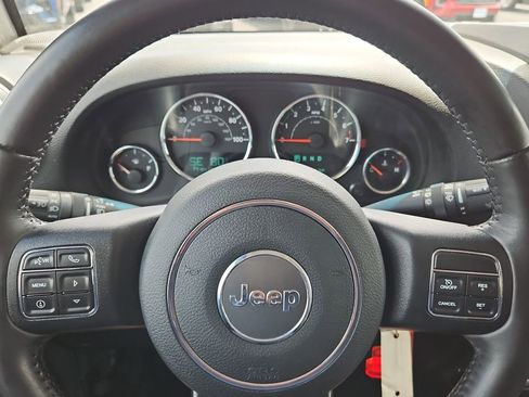 Used 2016 Jeep Wrangler Unlimited Rubicon w/ Connectivity Group AWD/4WD image 11
