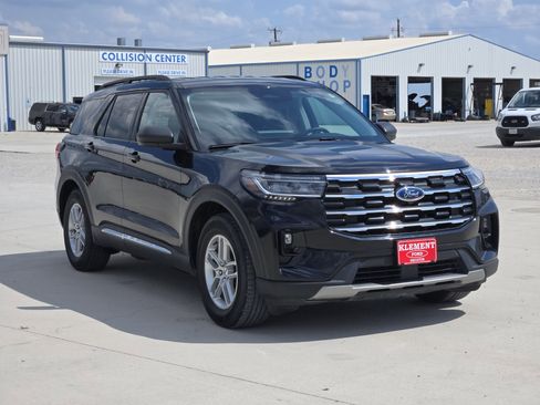 Used 2025 Ford Explorer Active w/ Active Comfort Package RWD image 3