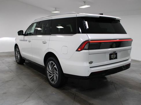 New 2026 Lincoln Navigator Reserve image 6