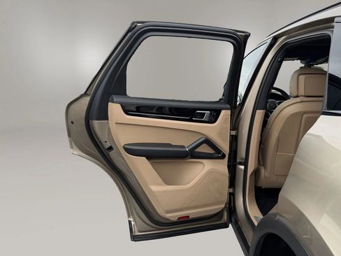 Used 2019 Porsche Cayenne S image 34