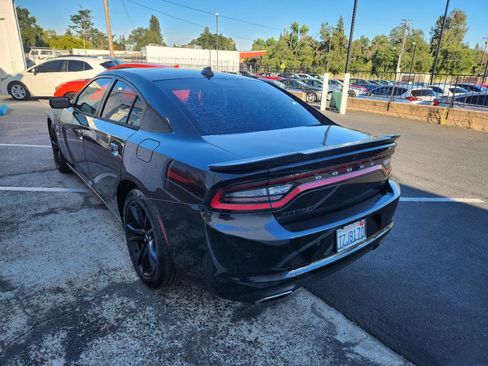 Used 2017 Dodge Charger R/T w/ Plus Group RWD image 3