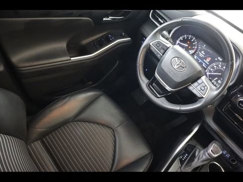 Used 2022 Toyota Highlander XSE FWD image 16