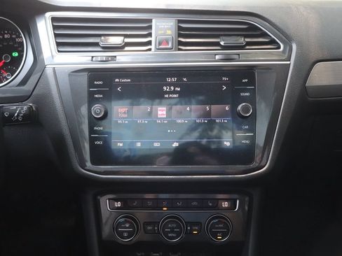 Used 2018 Volkswagen Tiguan SE AWD/4WD image 35