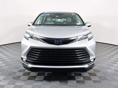 Used 2025 Toyota Sienna XLE w/ XLE Plus Package image 2