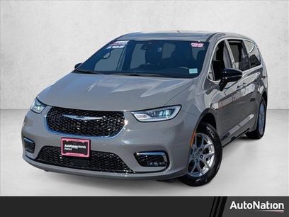 Used 2025 Chrysler Pacifica Select