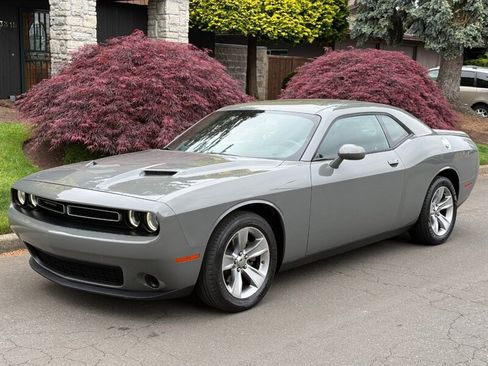 Used 2018 Dodge Challenger SXT RWD image 1