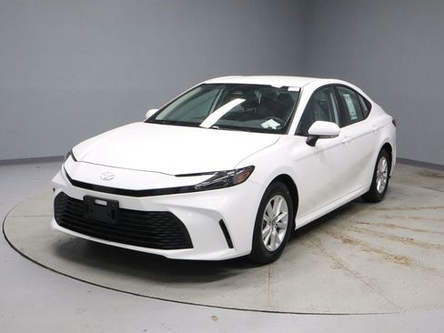 Used 2025 Toyota Camry LE image 5