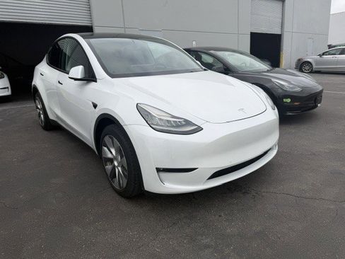 Used 2022 Tesla Model Y Long Range AWD/4WD image 2