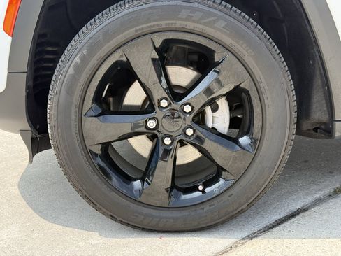 Used 2024 Jeep Grand Cherokee Altitude AWD/4WD image 13
