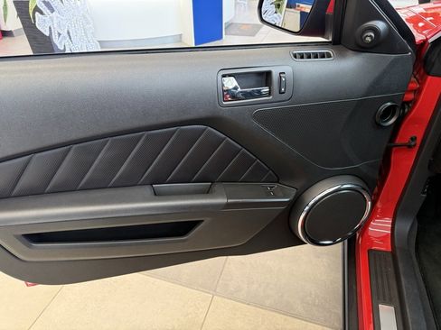 Used 2010 Ford Mustang GT Premium image 11