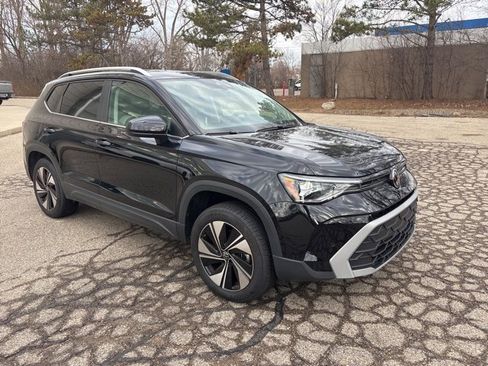 Used 2025 Volkswagen Taos SE image 3