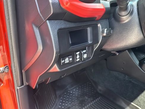 Used 2017 Toyota Tacoma TRD Off-Road w/ Premium & Technology Package AWD/4WD image 27