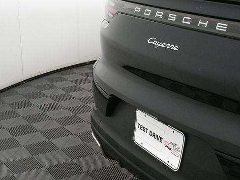 Used 2023 Porsche Cayenne Coupe w/ Premium Package image 38