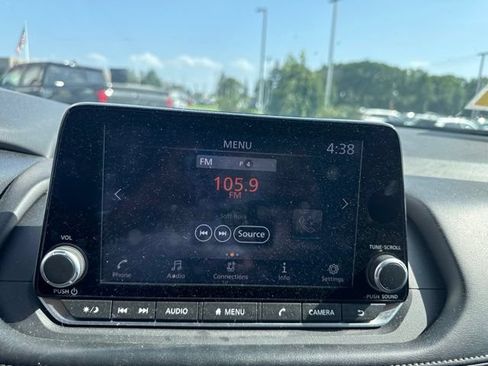 Used 2024 Nissan Rogue S FWD image 18