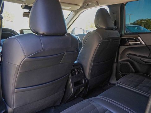 Used 2023 Mitsubishi Outlander SE image 29