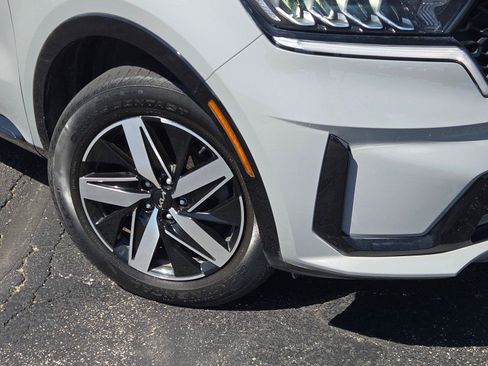 Used 2022 Kia Sorento EX w/ Panoramic Sunroof Package FWD image 3
