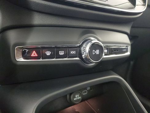 Certified 2025 Volvo XC40 B5 Core image 32