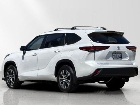Used 2023 Toyota Highlander XLE image 5