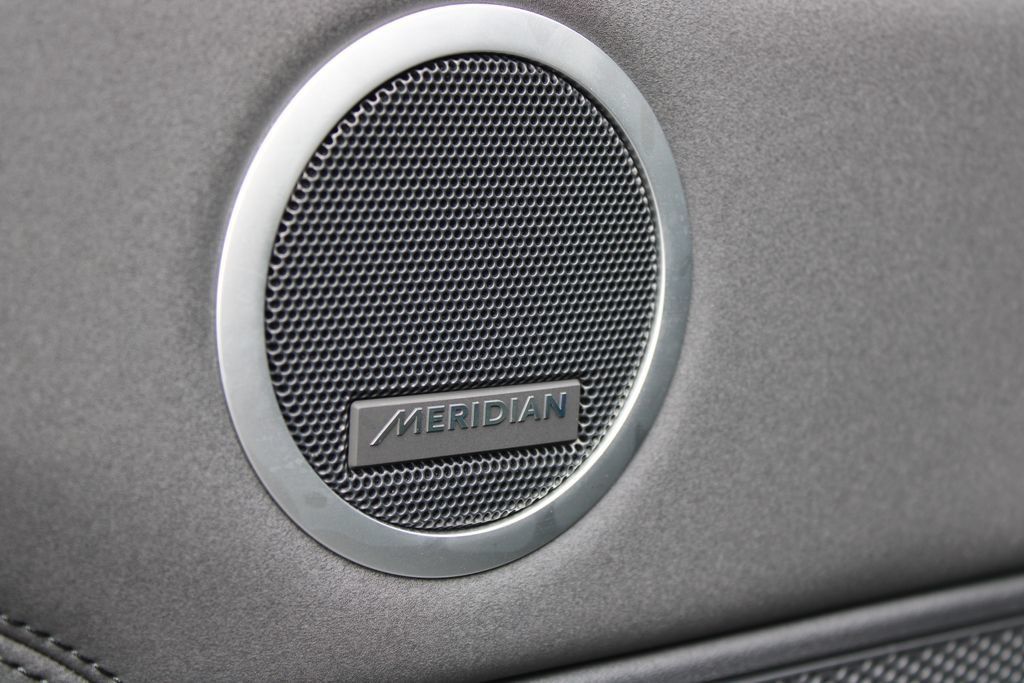 Certified 2025 Land Rover Discovery S AWD/4WD image 13