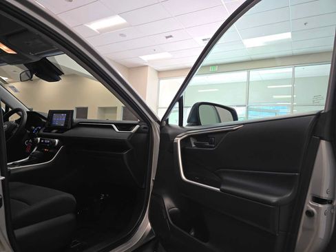Used 2019 Toyota RAV4 LE w/ Carpet Mat Package AWD/4WD image 27