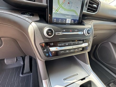 Used 2020 Ford Explorer Platinum w/ Premium Technology Package AWD/4WD image 18