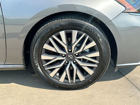 Used 2024 Nissan Altima 2.5 SV image 10