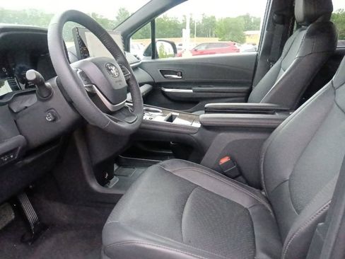 Used 2025 Toyota Sienna Platinum AWD/4WD image 15