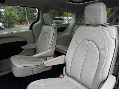 Used 2020 Chrysler Pacifica Limited FWD image 17