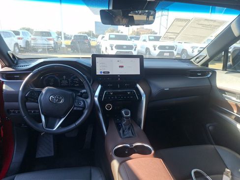 Used 2024 Toyota Venza LE image 19