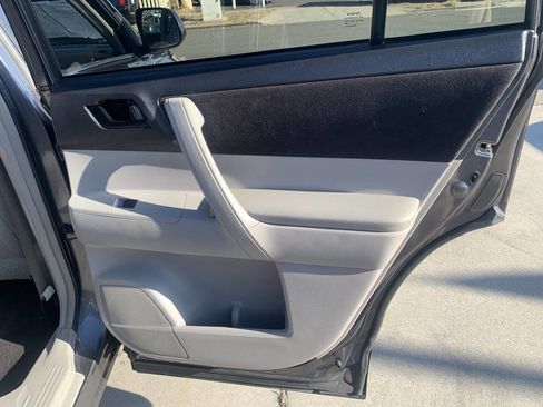 Used 2011 Toyota Highlander 2WD image 12