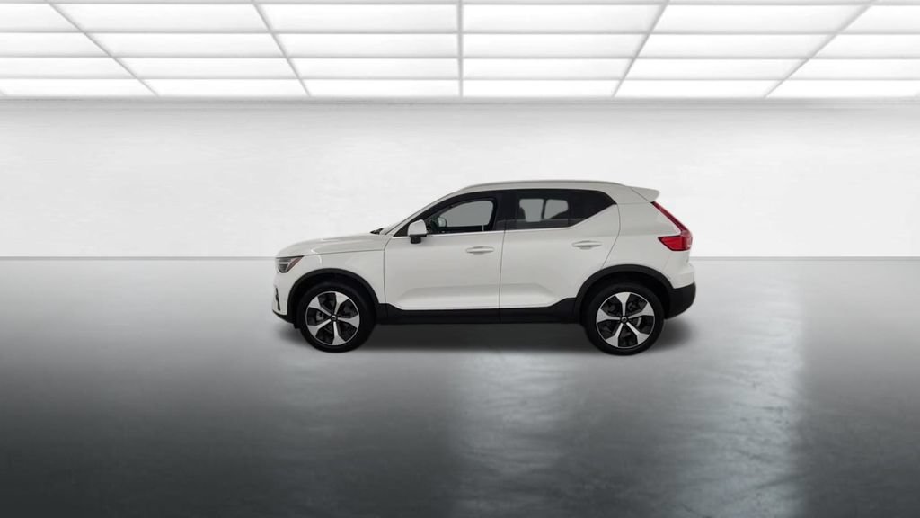 Used 2024 Volvo XC40 B5 Plus AWD/4WD image 5