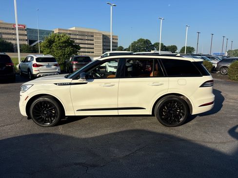 Certified 2024 Lincoln Aviator Black Label w/ Jet Package AWD/4WD image 4