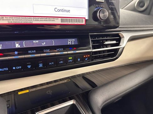 Used 2024 Toyota Sienna Limited image 51