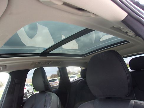 Used 2023 Volvo XC60 B5 Plus AWD/4WD image 12