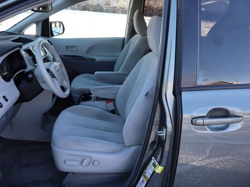 Used 2014 Toyota Sienna LE image 19
