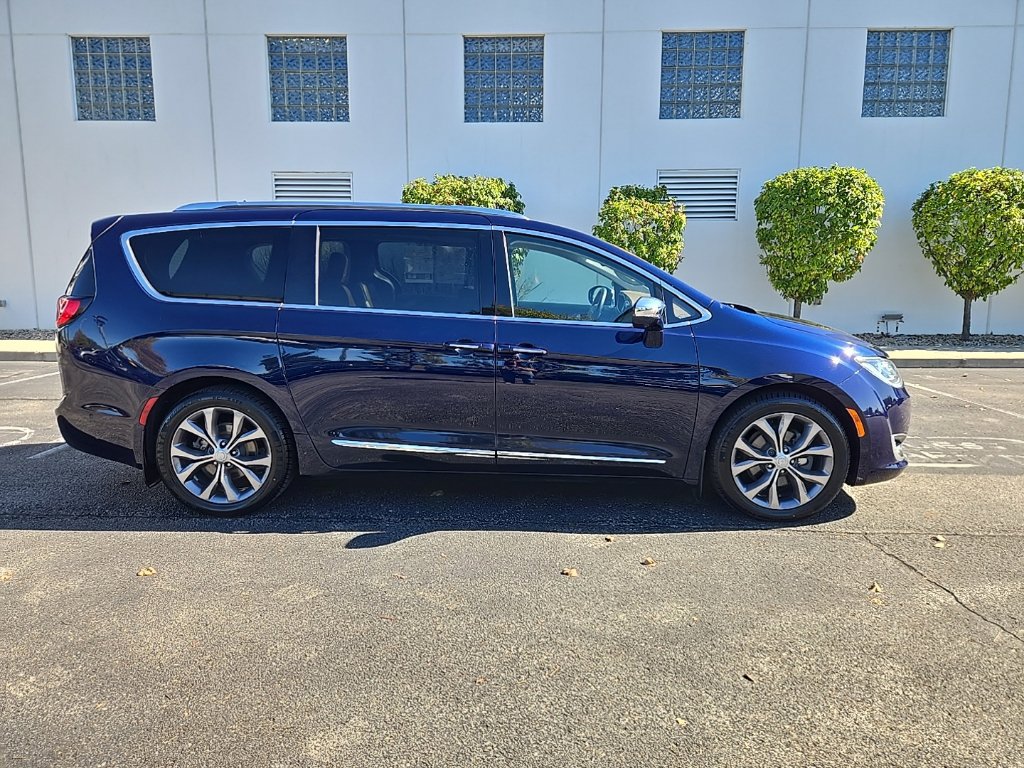 Used 2018 Chrysler Pacifica Limited w/ Tire & Wheel Group FWD image 9