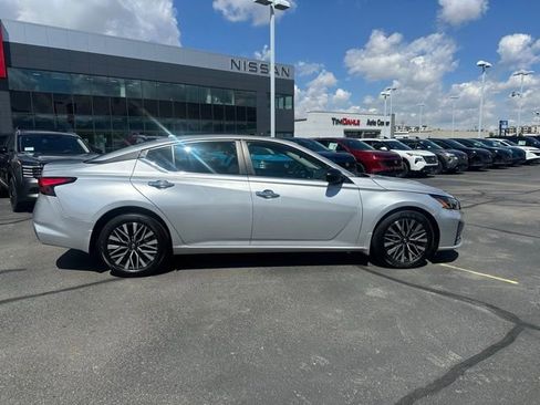 Used 2024 Nissan Altima 2.5 SV FWD image 12