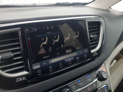 Certified 2024 Chrysler Pacifica Touring-L image 16