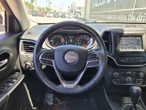 Used 2019 Jeep Cherokee Latitude Plus w/ Comfort/Convenience Group FWD image 18