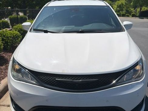 Used 2020 Chrysler Pacifica Touring-L Plus FWD image 1