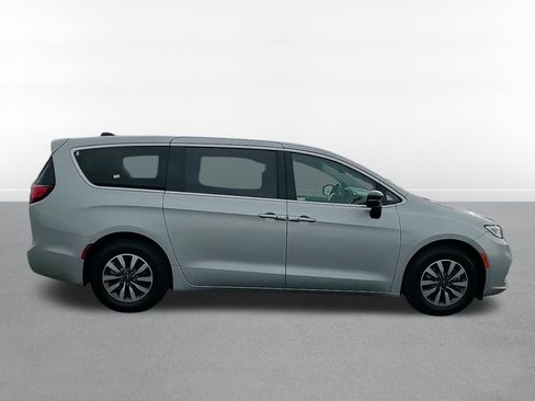 Used 2024 Chrysler Pacifica Limited FWD image 4