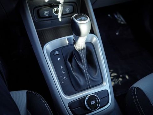 Used 2023 Hyundai Venue SEL image 25