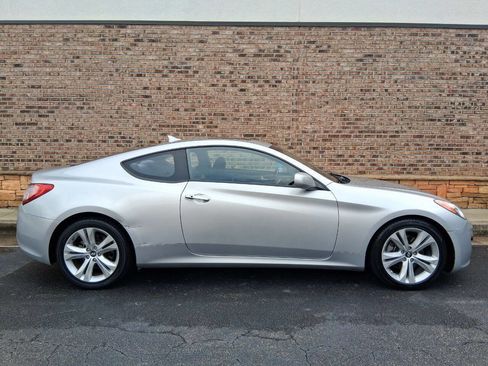 Used 2010 Hyundai Genesis 2.0T RWD image 6