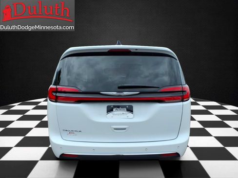 Used 2023 Chrysler Pacifica Touring-L FWD image 4