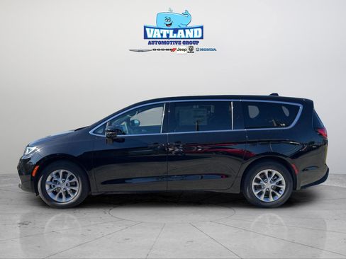 New 2026 Chrysler Pacifica Limited FWD image 21