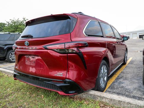 Used 2022 Toyota Sienna XSE w/ XSE Plus Package AWD/4WD image 8