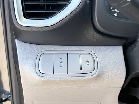 Used 2025 Hyundai Venue SEL FWD image 26
